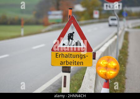 Schild 'Erhaltungsarbeiten' auf einer Straße in Österreich, Europa - Schild 'Conservation Works' auf einer Straße in Österreich, Europa Stockfoto