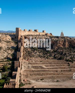 Verteidigungsmauern und die Statue des heiligen Herzens Jesu, Muralla de la Hoya, Alcazaba, maurische Burg, Almeria, Andalusien (Andalusien), Spanien Stockfoto