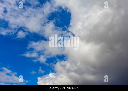 Blauer Himmel in Nissedal, Norwegen, geschlossen von erstaunlichen dunklen Wolken und Wolkenformationen. Stockfoto