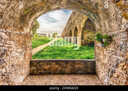 Felsbalkon mit Blick auf die Ruinen des Parco degli Acquedotti, Rom, Italien Stockfoto