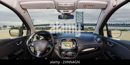 Auto Windschutzscheibe Ansicht der Benjamin Franklin Brücke, Philadelphia, Pennsylvania, USA Stockfoto