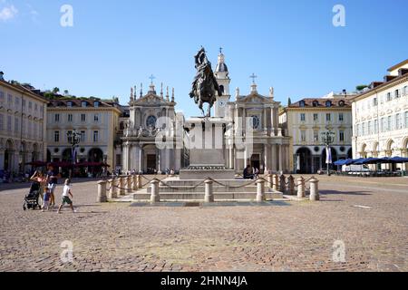 TURIN, ITALIEN - 18. AUGUST 2021: Piazza San Carlo einer der wichtigsten Plätze der Stadt in Turin, Italien Stockfoto