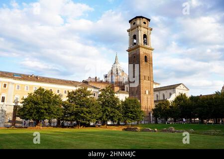 Campanile und Kuppel der Kathedrale von Turin aus dem Archäologischen Park, Turin, Italien Stockfoto