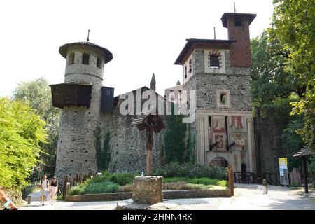 TURIN, ITALIEN - 20. AUGUST 2021: Borgo medievale ist ein mittelalterliches Dorf und eine Festung im Valentino Park in Turin, Italien Stockfoto