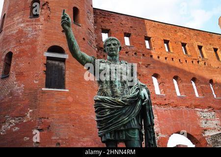 Bronzestatue des Caesar Augustus vor dem Palatin-Tor in Turin, Italien Stockfoto