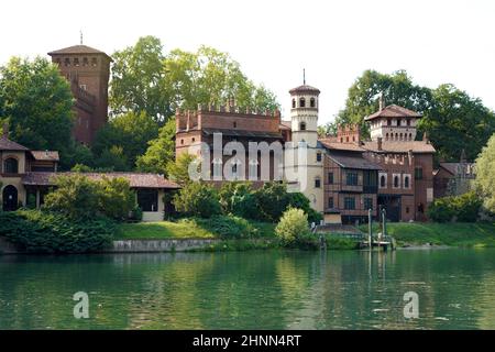 Borgo medievale ist ein mittelalterliches Dorf und eine Festung am Po im Valentino Park in Turin, Italien Stockfoto