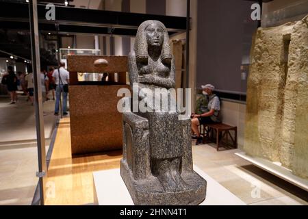 TURIN, ITALIEN - 19. AUGUST 2021: Statue der Prinzessin Redji während der 3. Dynastie der ägyptischen Zivilisation, Ägyptisches Museum von Turin, Italien Stockfoto