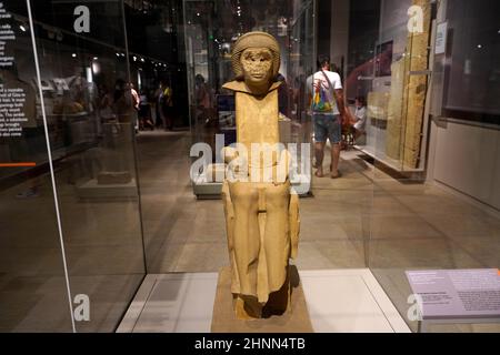 TURIN, ITALIEN - 19. AUGUST 2021: Unvollständige Statue von Iteti während der 4. Dynastie der ägyptischen Zivilisation, Ägyptisches Museum von Turin, Italien Stockfoto