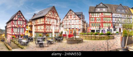 Ein Platz mit Fachwerkgebäuden in der hessischen Altstadt von Wetzlar Stockfoto