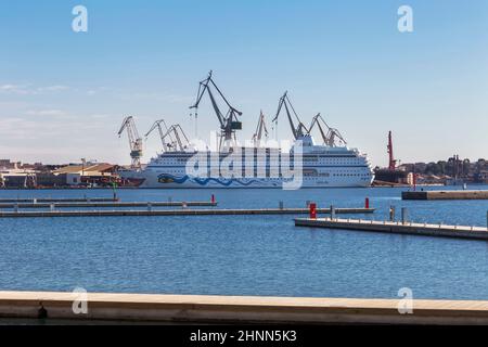 PULA, KROATIEN - 02. FEBRUAR 2022: AIDAmira ist ein Kreuzfahrtschiff, das kürzlich bei AIDA Cruises in Dienst gestellt wurde. Im Januar 2022 verkaufte AIDA Cruises das Schiff an AMB Stockfoto