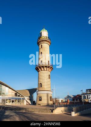 Blick auf den Leuchtturm in Warnemünde, Deutschland Stockfoto