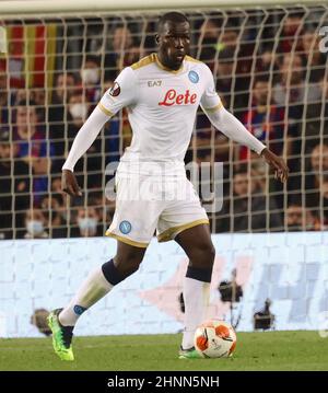 Barcelona, Catalogna, Espana. 17th. Februar 2022. Während des Europa League Football Spiels FC Barcelona gegen SSC Neapel am 17. Februar 2022 im Camp Nou Stadion in Barcelona. In Bild: Kolidou Koulibaly (Bildquelle: © Fabio Sasso/ZUMA Press Wire) Stockfoto