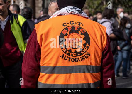 Barcelon, Spanien. 17th. Februar 2022. Ein Protestler sah während der Demonstration eine Weste der Busgewerkschaft CGT tragen.die CGT-Minderheitsgewerkschaft für Busfahrer im Großraum Barcelona hat im Zentrum der Stadt protestiert, um den Ruhestand von Fahrern im Alter von 60 Jahren zu fordern. (Foto: Paco Freire/SOPA Image/Sipa USA) Quelle: SIPA USA/Alamy Live News Stockfoto