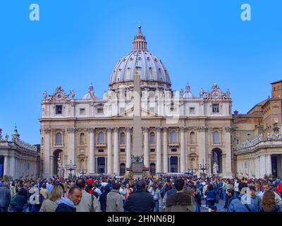 Mitarbeiter in St. Peters Platz warten auf den Papst Stockfoto