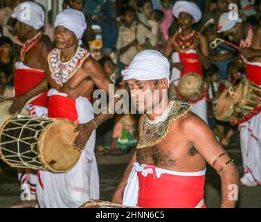 Schlagzeuger nimmt am Festival Pera Hera in Kandy Teil Stockfoto