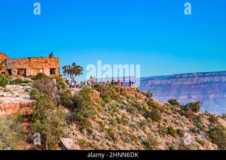 Die Menschen genießen den Blick vom Yaki Point auf das Grand Canyon Tal mit dem Fluss Colorado Stockfoto