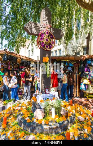 Kruzifix in Nuestra Seniora de los Angeles, um an die Toten in der Olvera Street, dem ältesten Teil der Innenstadt von Los Angeles, zu erinnern Stockfoto