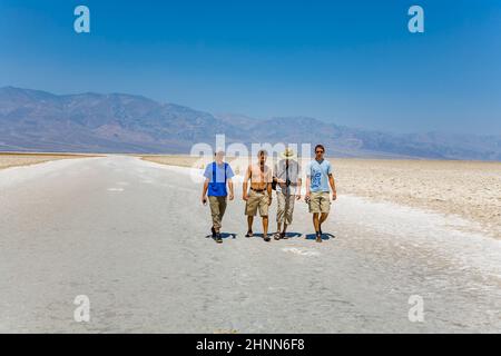 Touristen besuchen das trockene Salzmeer von badwater im Death Valley, dem tiefsten Landpunkt der USA. Stockfoto