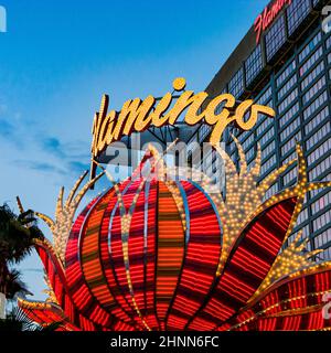 Flamingo Hotel und Spielplatz auf dem Las Vegas Strip am späten Nachmittag in Neonlicht in Las Vegas, USA Stockfoto