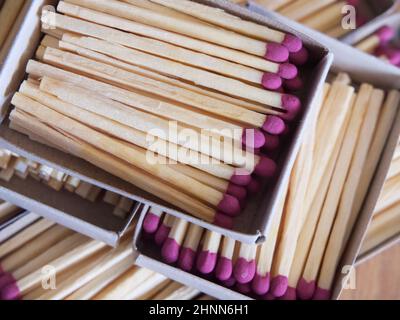 Mehrere Boxen gefüllt mit Streichhölzern, eine Nahaufnahme. Streichholzschachteln. Stockfoto