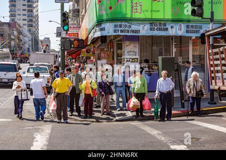 In Chinatown in San Francisco warten die Menschen darauf, dass die grüne Ampel die Straße überquert. SFO Chinatown ist das größte Land, das China übertrifft. Stockfoto