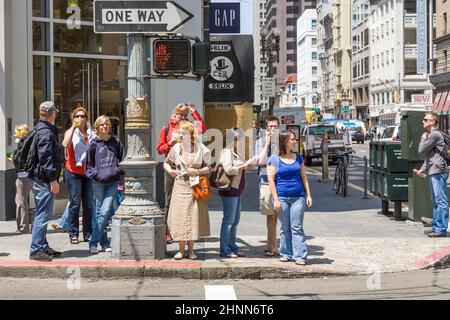 Die Menschen warten an einer Fußgängerüberführung auf grünes Licht, das die Straße in San Francisco überquert Stockfoto