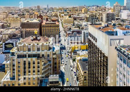 Blick vom Dach auf die Stadt San Francisco in San Francisco, USA. Die Stadt ist der Ort von über 410 Hochhäusern, von denen 44 höher als 400 Fuß stehen Stockfoto