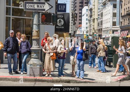 Die Menschen warten an einer Fußgängerüberführung auf grünes Licht, das die Straße in San Francisco überquert Stockfoto