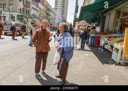 In Chinatown in San Francisco warten die Menschen darauf, dass die grüne Ampel die Straße überquert. SFO Chinatown ist das größte außerhalb Chinas Stockfoto