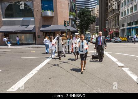 Die Menschen warten an einer Fußgängerüberführung auf grünes Licht, das die Straße in San Francisco überquert Stockfoto