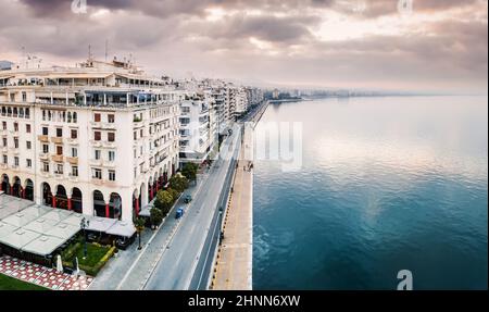 Luftpanorama über die Promenade der Stadt Thessaloniki mit Fassaden von Gebäuden und einem Fußweg entlang des Meeres. Besuchen Sie Griechenland und Sehenswürdigkeiten Stockfoto