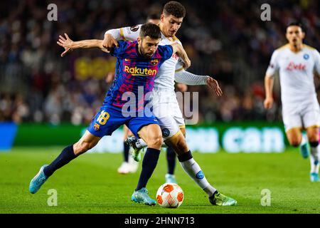 Barcelona, Spanien. 17th. Februar 2022. Jordi Alba (FC Barcelona) duelliert sich am 17. Februar 2022 im Fußballspiel Europa League zwischen dem FC Barcelona und dem SSC Napoli im Camp Nou-Stadion in Barcelona, Spanien, um den Ball gegen Giovanni Di Lorenzo (SSC Napoli). Foto: Siu Wu. Kredit: dpa/Alamy Live Nachrichten Stockfoto