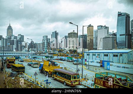 Blick auf die Skyline von Hongkong an einem staubigen Regentag mit Baustelle im Vordergrund Stockfoto