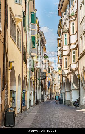 Berühmte zentrale Einkaufsmeile, die historische Laubengasse in Bozen, Italien. Stockfoto