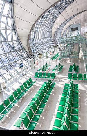 Abflugsteig und Halle in den neuen Flughafen Suvarnabhumi in Bangkok. Stockfoto