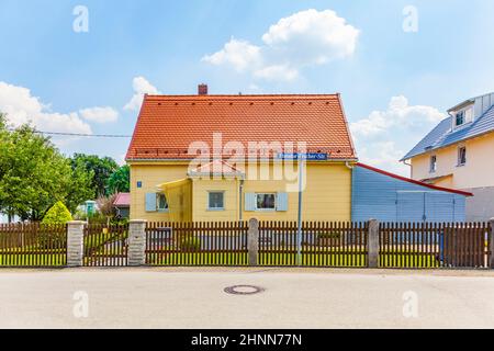 Typisches älteres Haus in einem Wohngebiet in einer Vorstadtstraße von München, Deutschland Stockfoto