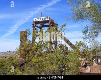 Ein alter Schachtturm in der Geisterstadt Goldfield, USA. Im jahr 1HE 1890s hatte Goldfield 3 Salons, eine Pension, ein Geschäft, eine Brauerei und ein Schulhaus Stockfoto