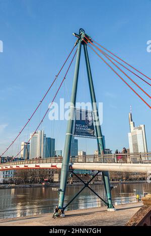 Die Brückensäule oder Der A-förmige Mast der Holbeinsteg-Brücke in Frankfurt vor der Frankfurter Skyline / Holbeinsteg Frankfurt Stockfoto