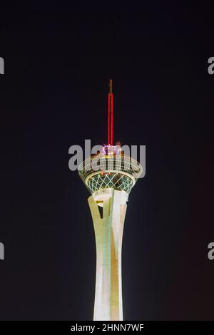Nachtlichter des Sahara Casino & Stratosphere Tower in Las Vegas Stockfoto
