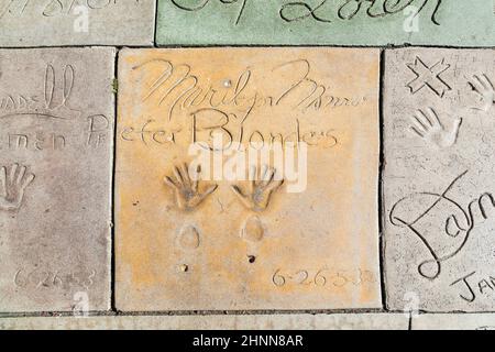 Handdrucke auf dem Hollywood Boulevard im Beton des Vorplatzes des chinesischen Theaters Stockfoto
