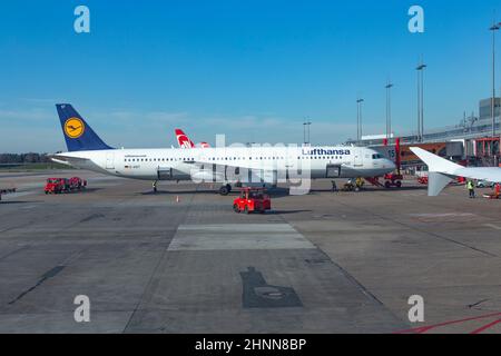 Lufthansa-Flugzeuge am neuen Terminal in Hamburg startbereit Stockfoto