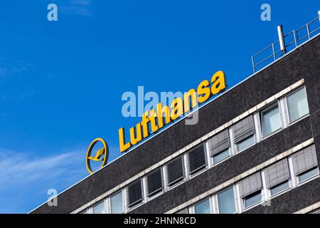 Fassade des Lufthansa Technik-Gebäudes in Hamburg mit Lufthansa Log Stockfoto