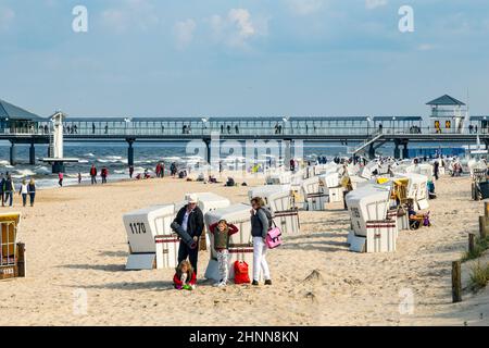 Die Menschen genießen Pier und Strand von Heringsdorf Stockfoto