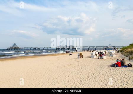 Die Menschen genießen Pier und Strand von Ahlbeck Stockfoto