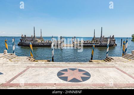 Besuch der Villa Vizcaya in Miami. Vizcaya Museum and Gardens ist ein 1916 am Wasser gelegenes Anwesen mit eigenem Dock im venezianischen Stil Stockfoto