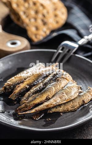 Geräucherte Sprossen auf dem Teller. Seefischkonserven. Stockfoto