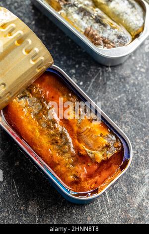 Sardinen aus der Dose mit Tomatensauce. Seefisch in Blechdose. Stockfoto