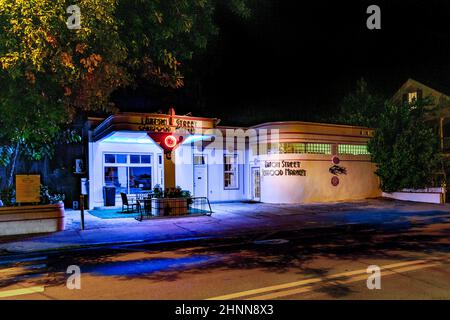 Nachtansicht von außerhalb des Kinos in Key West im typischen Art-Deco-Design mit Marilyn monroe als Statue im Eingang Stockfoto