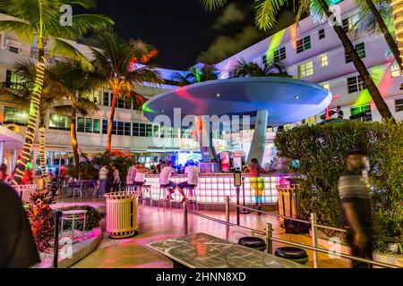 Die Menschen genießen das Nachtleben am Ocean Drive entlang von South Beach Miami im historischen Art déco-Viertel mit Hotels, Restaurants und Bars Stockfoto