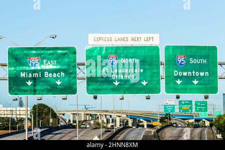 Fahren Sie auf dem Miami Highway vom Flughafen in Richtung Osten in Miami, USA. Die Sunpass Lane auf der linken Seite ist nur für Mautgebühren vorgesehen. Stockfoto